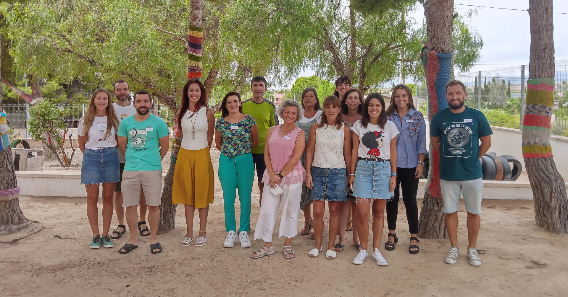 Equipo de profesorado del Colegio Aire Libre en el patio del colegio, en Alicante