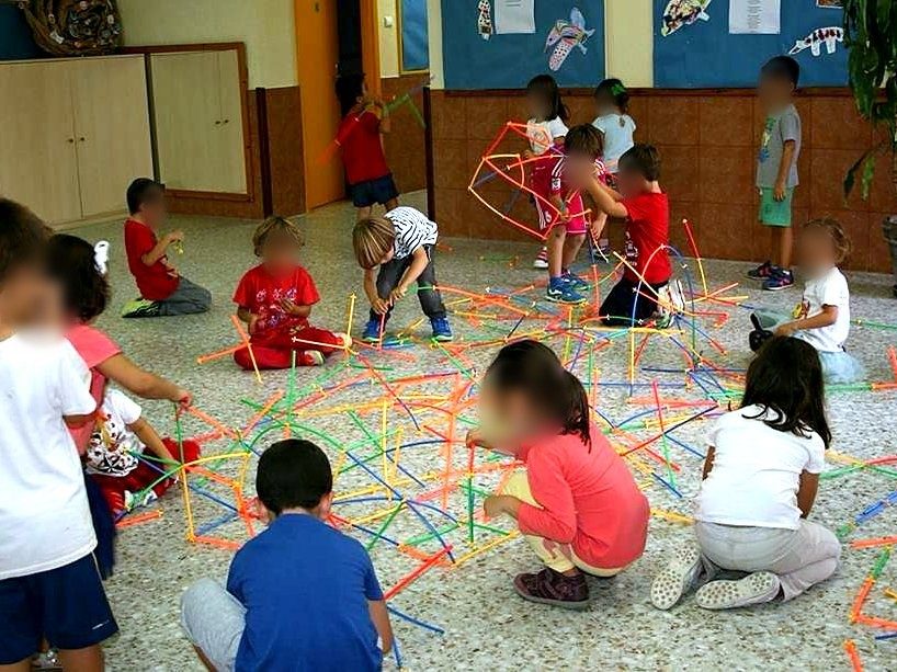 Niñas y niños de Infantil construyendo con materiales en el aula