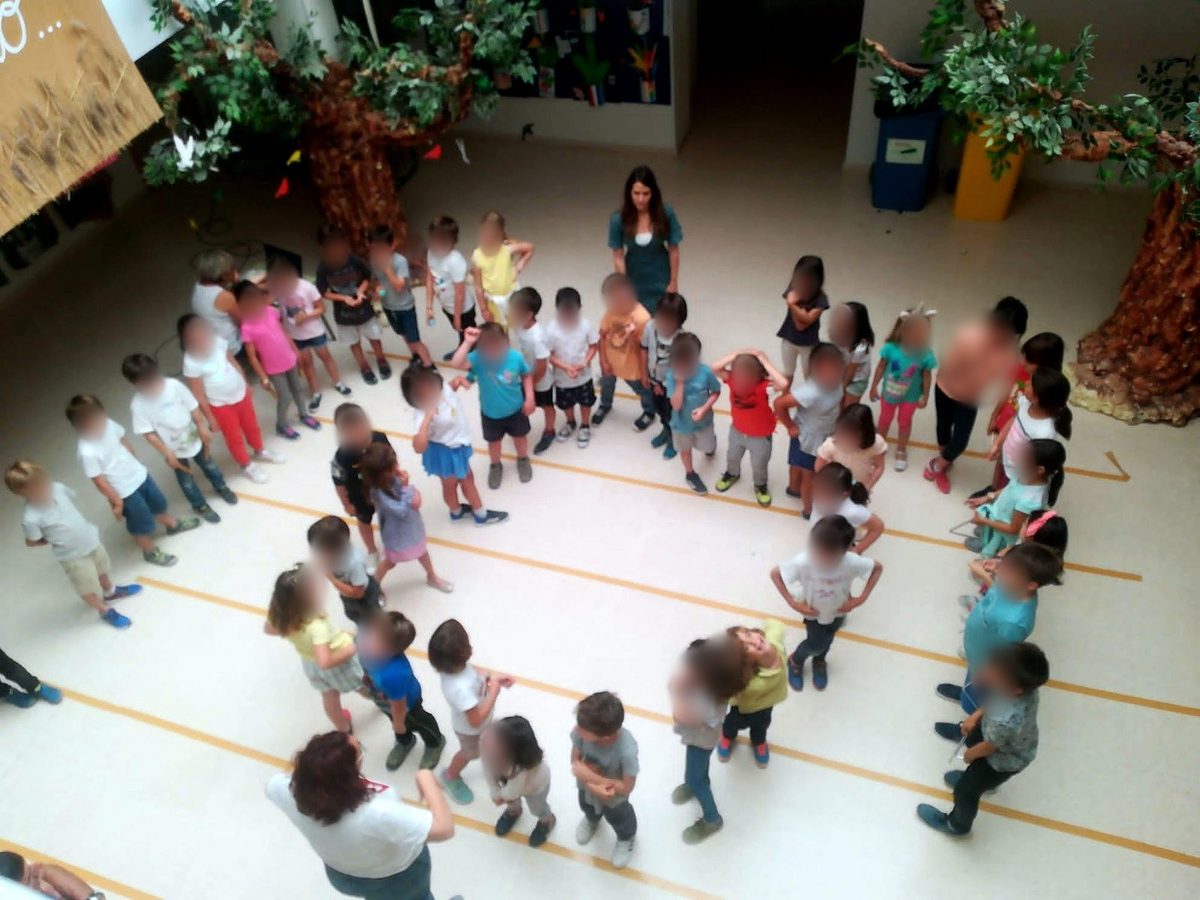 Grupo de Infantil sentado en círculo durante una asamblea en el aula