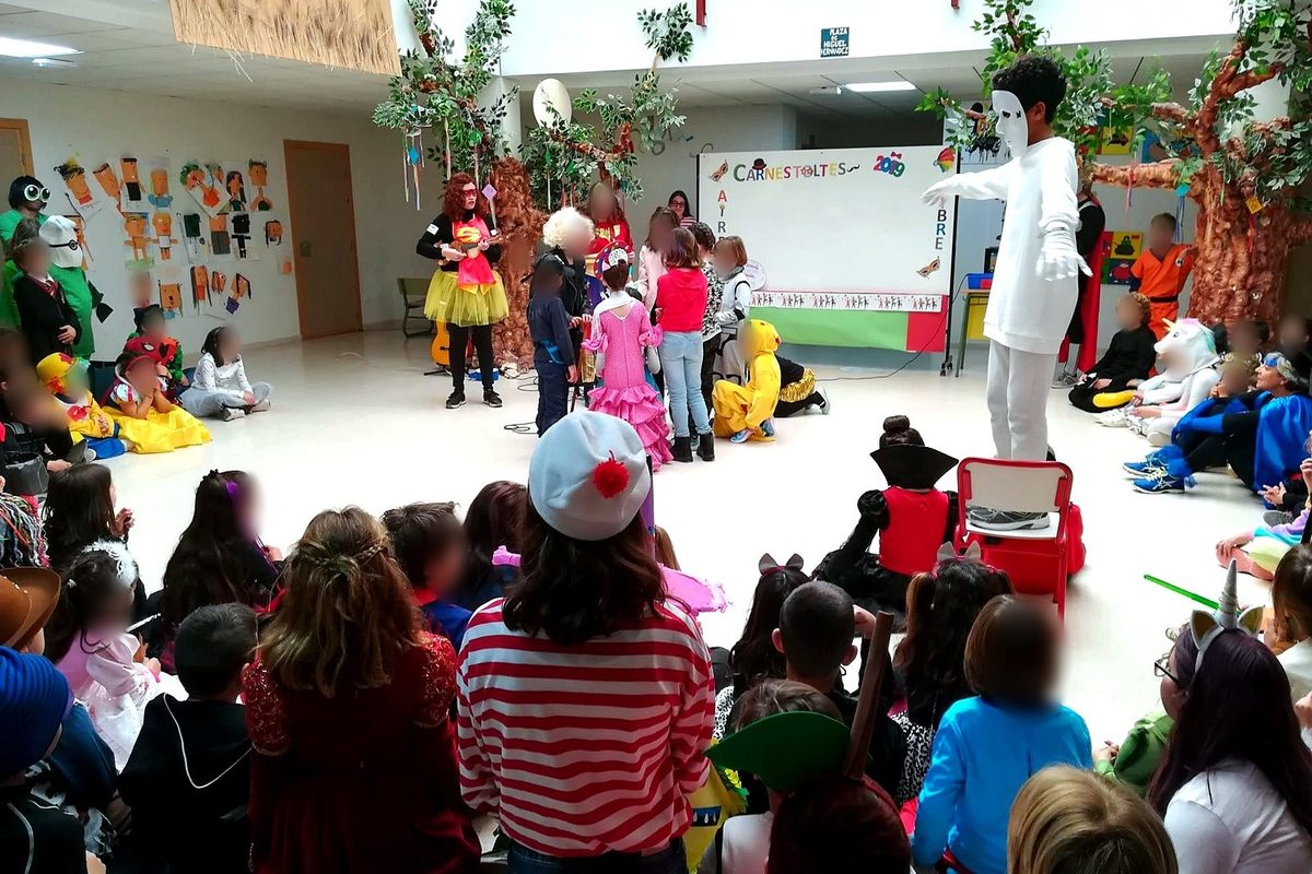 Alumnado y docentes del Colegio Aire Libre celebrando el Carnaval en el patio