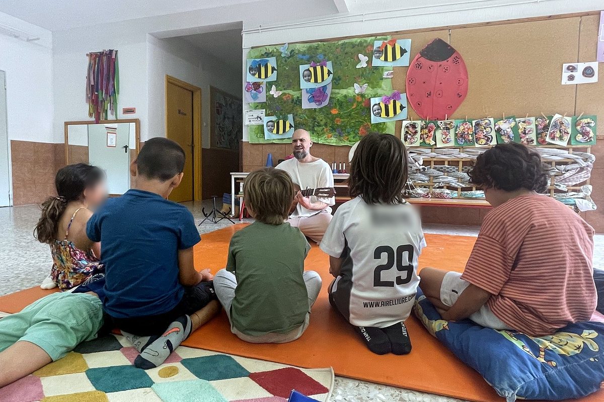 Alumnado de 5 años escuchando un cuento en el aula