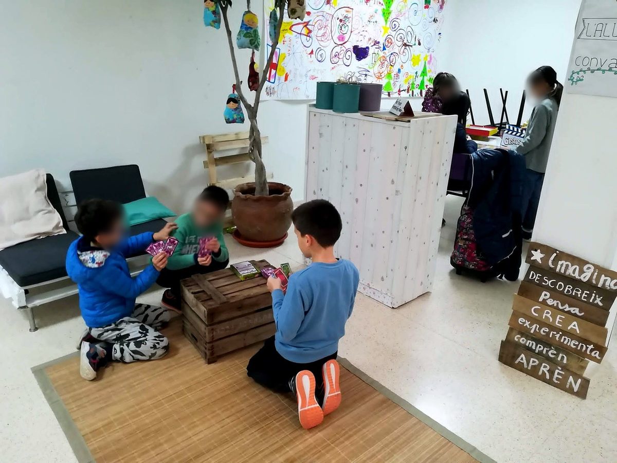 Niños de 3 años jugando juntos en el suelo del aula