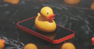 Patito de goma sobre un móvil apagado, rodeado de otros patitos: dejar la pantalla para aburrirse y pensar