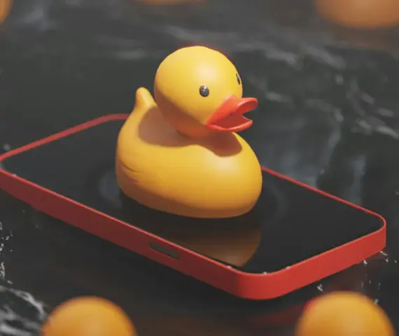 Patito de goma sobre un móvil apagado, rodeado de otros patitos: dejar la pantalla para aburrirse y pensar