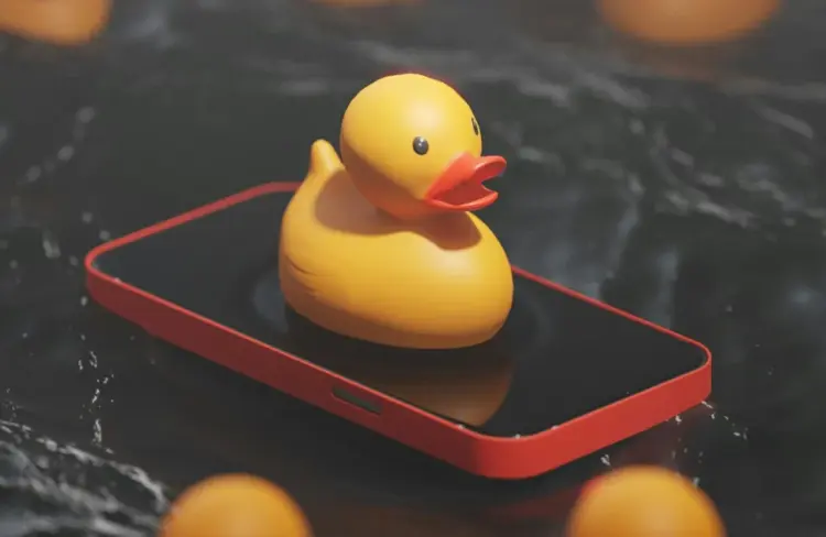 Patito de goma sobre un móvil apagado, rodeado de otros patitos: dejar la pantalla para aburrirse y pensar