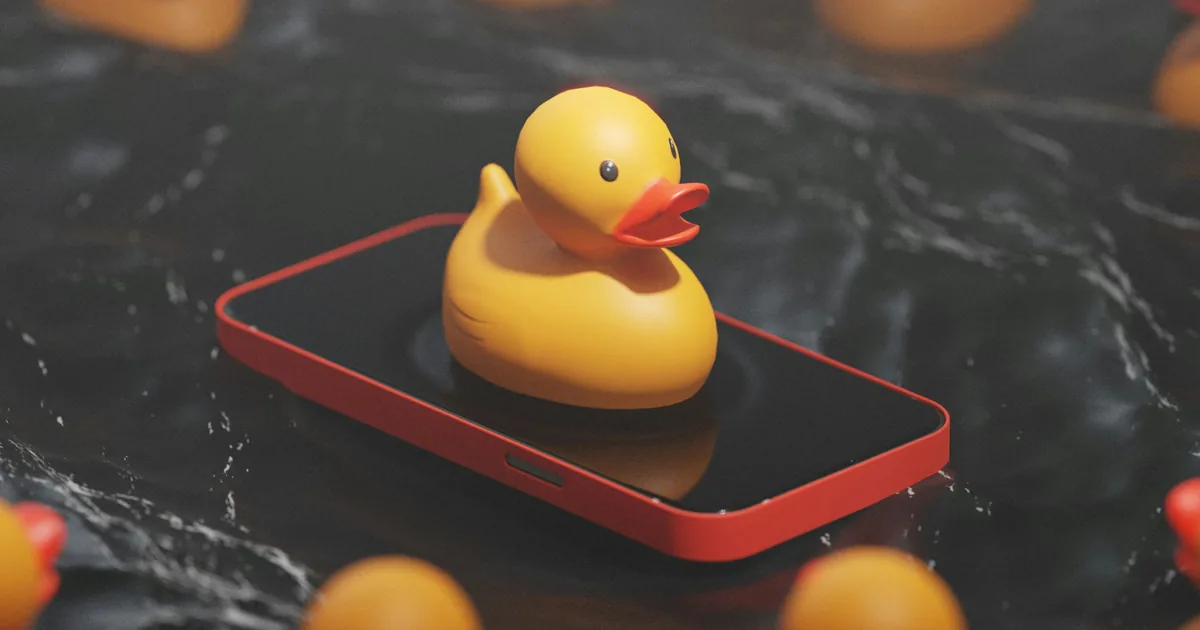 Patito de goma sobre un móvil apagado
