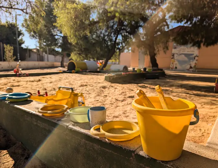 Arenero del patio de Infantil bajo los árboles del Colegio Aire Libre